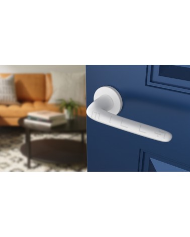 Manilla blanca AZALIA manilla de diseño vista inclinada montada en una puerta