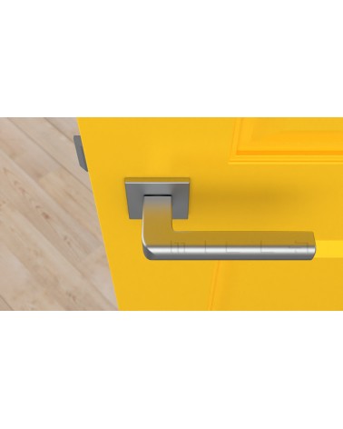 Tirador de puerta cromo satinado SALICE herraje de diseño vista superior montada en una puerta