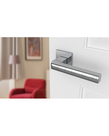 Tirador de puerta contemporáneo SALICE herraje de diseño vista superior inclinada montada en una puerta