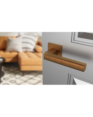 Tirador de puerta cobre SALICE herraje de diseño vista inclinada montada en una puerta