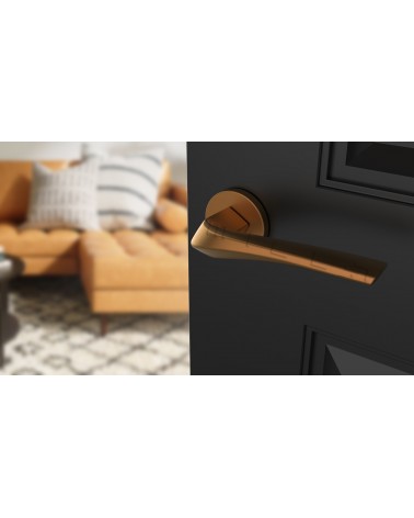 Tirador de puerta cobre DALIA tirador de diseño vista superior inclinada montada en una puerta