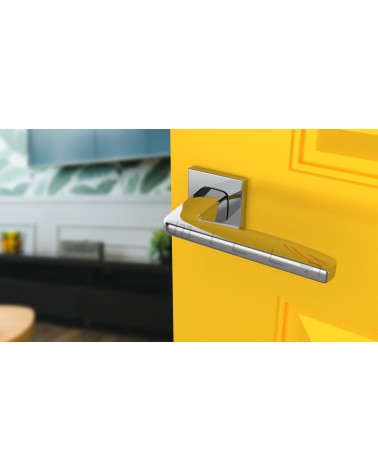 Tirador de puerta cromo pulido ERBA tirador de diseño vista inclinada montada en una puerta