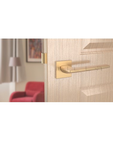 Manilla dorada mate LUNARIA manilla de diseño vista frontal montada en puerta