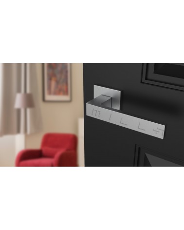 Manilla cromo satinado SULLA manilla de diseño vista superior inclinada montada en una puerta