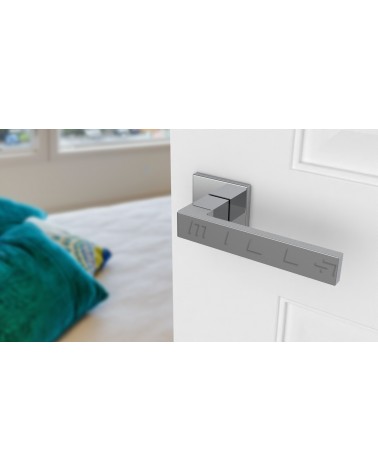 Manilla clásica SULLA manilla de diseño vista superior inclinada montada en una puerta