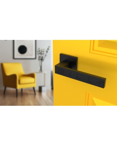 Manilla negra SULLA manilla de diseño vista superior inclinada montada en una puerta