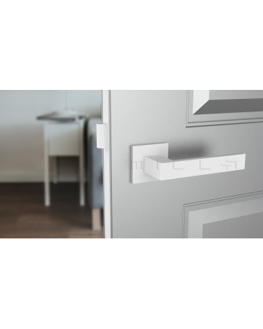Tirador de puerta blanca SULLA tirador de diseño vista de frente montada en una puerta