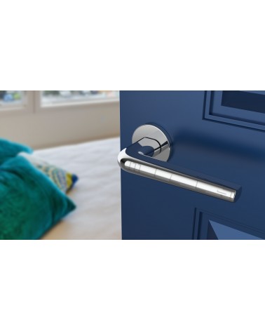 Tirador de puerta FUNKIA cromo pulido tirador de diseño vista inclinada montada en una puerta
