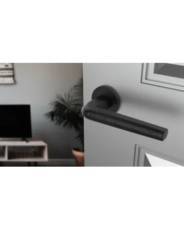 Tirador de puerta moderna FUNKIA tirador de diseño vista desde arriba inclinada montada en una puerta