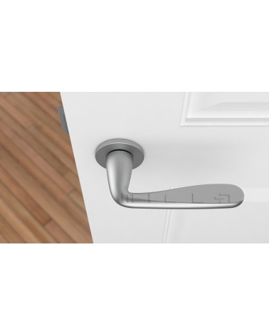 Tirador de puerta cromo satinado HIACYNTA tirador de diseño vista desde arriba montado en una puerta