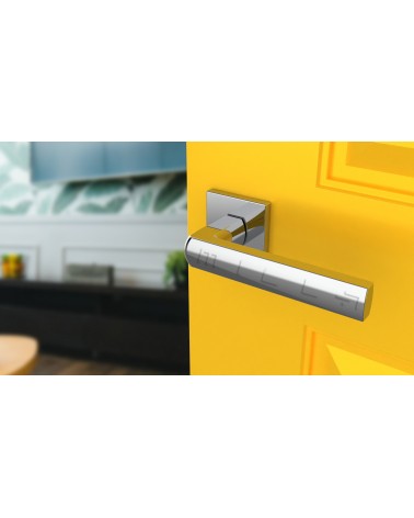 Tirador de puerta cromo pulido HOSTA ferretería design vista inclinada montada en una puerta