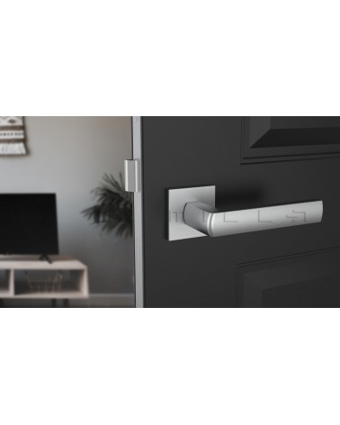 Tirador de puerta cromo satinado HOSTA ferretería design vista de frente montada en una puerta