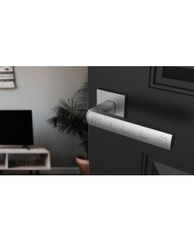 Tirador de puerta cromo satinado HOSTA ferretería design vista inclinada montada en una puerta