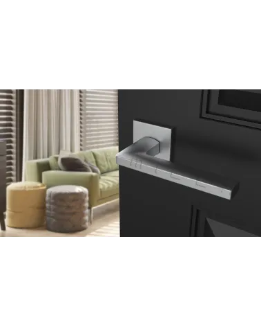Tirador de puerta cromo satinado PYROLA herrajes de diseño vista inclinada montada en una puerta