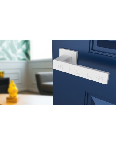 Tirador de puerta blanco PINA tirador de diseño vista inclinada montado en una puerta
