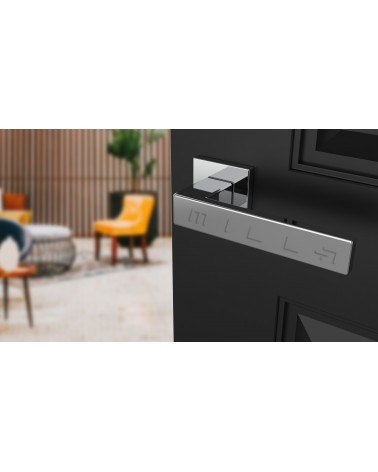Manija de puerta cromo pulido PINA manija de diseño vista inclinada montada en una puerta
