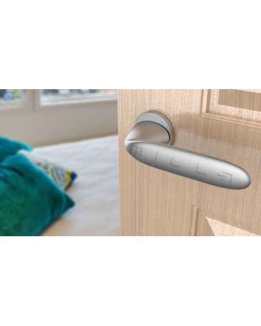 Manija de puerta cromo satinado PEONIA manija de diseño vista inclinada montada en una puerta