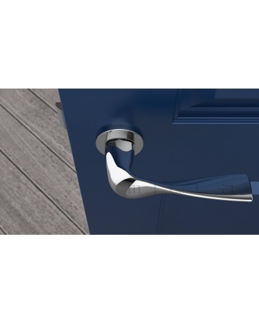 Manecilla de puerta cromo pulido PETUNIA herraje de diseño vista superior montada en una puerta