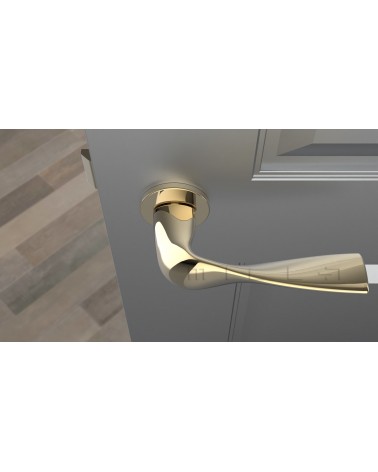Manecilla de puerta oro pulido PETUNIA herraje de diseño vista superior montada en una puerta