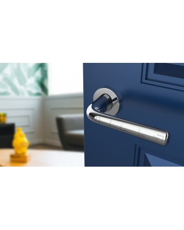 Palanca de puerta cromo pulido TULIPA para puerta interior de diseño vista inclinada montada en una puerta