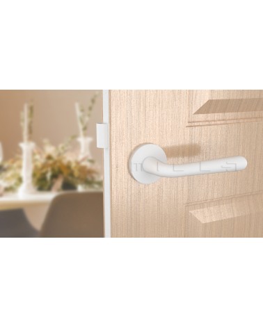 Tirador de puerta IRGA blanca mate, diseño vista frontal montada en una puerta