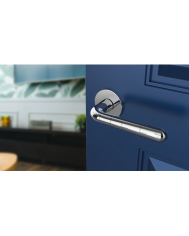 Manilla cromo pulido IRGA manilla de diseño vista inclinada montada en una puerta
