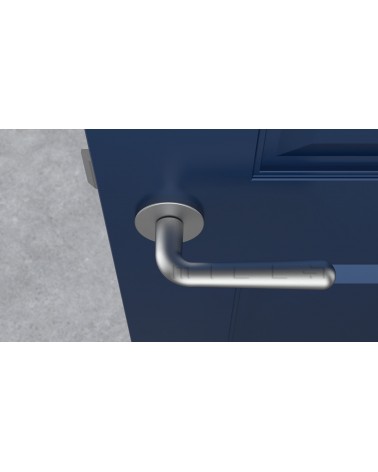 Manilla cromo satinado IRGA manilla de diseño vista superior montada en una puerta