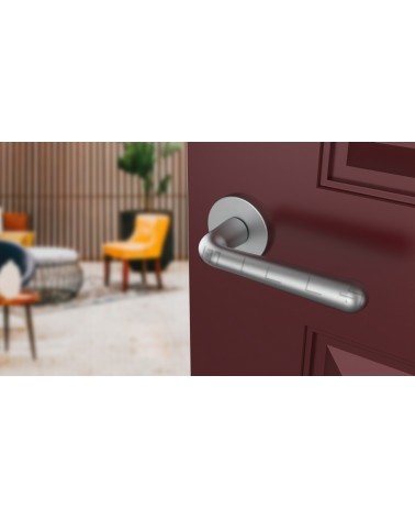 Manilla cromo satinado IRGA manilla de diseño vista inclinada montada en una puerta