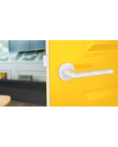 Manija de puerta blanca KALMIA manija de diseño vista de frente montada en una puerta