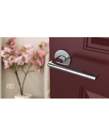 Palanca de puerta cromo pulido KALMIA palanca de diseño vista inclinada montada en una puerta