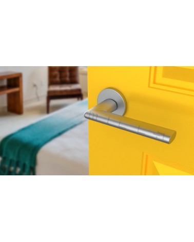 Palanca de puerta cromo satinado KALMIA palanca de diseño vista inclinada montada en una puerta