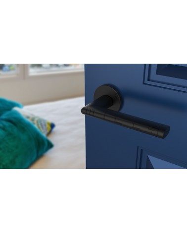 Manecilla de puerta negra KALMIA diseño vista inclinada montada en una puerta