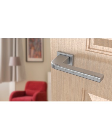 Manecilla de puerta cromo satinado ISMENA ferretería decorativa diseño vista inclinada montada en una puerta