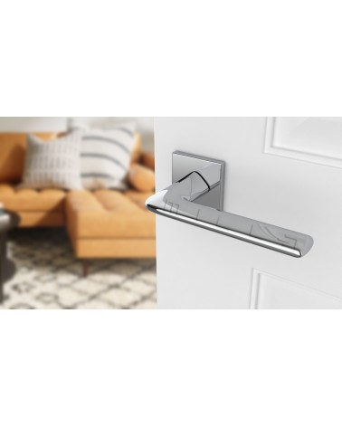 Tirador de puerta cromo pulido LILA tirador de diseño vista inclinada montado en una puerta
