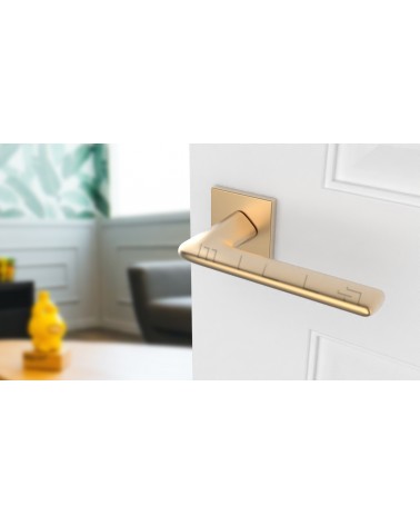 Tirador de puerta futurista LILA tirador de diseño vista superior inclinada montado en una puerta