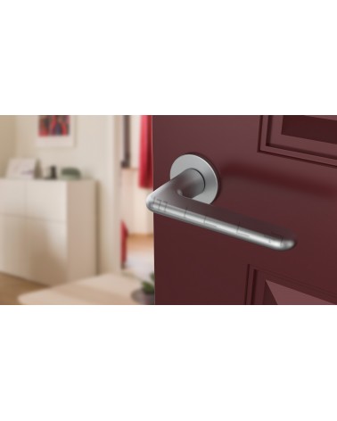 Tirador de puerta cromo satinado LIRA tirador de diseño vista superior inclinada montado en una puerta