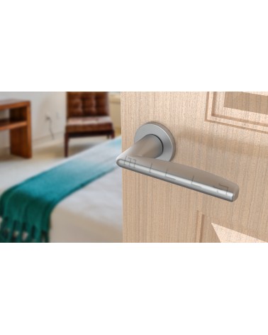 Tirador de puerta cromo satinado LUNA manilla de diseño montada en una puerta