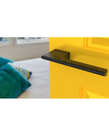 Tirador de puerta futurista LUPINA tirador de diseño vista inclinada montada en una puerta