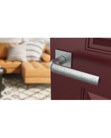 Tirador de puerta cromo satinado MELA tirador de diseño vista inclinada montada en una puerta