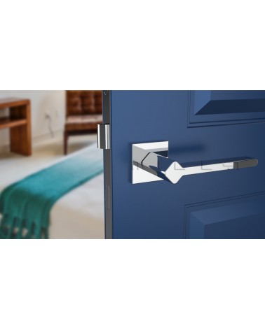 Tirador de puerta color cromo pulido NINFEA manilla de diseño vista frontal montada en una puerta