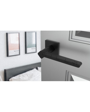 Manilla de puerta color negro NINFEA manilla de diseño vista inclinada montada en una puerta