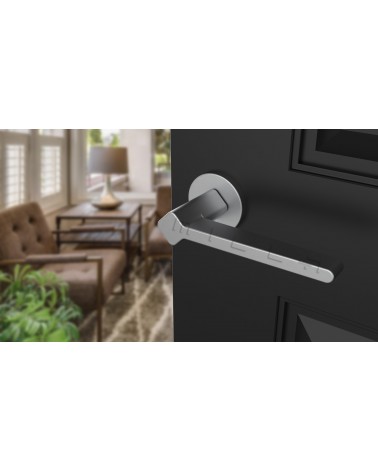 Tirador de puerta cromada satinada NINFEA tirador de diseño vista inclinada en una puerta 1