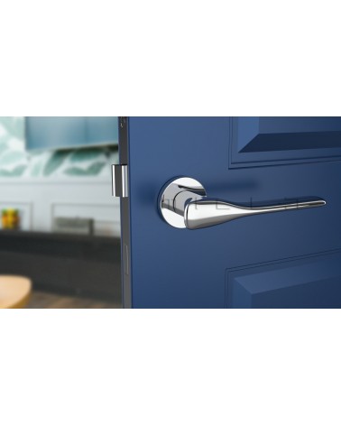 Tirador de puerta cromada pulida ORCHIDE tirador de diseño vista frontal montada en una puerta