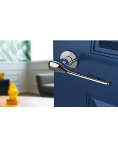Tirador de puerta cromada pulida ORCHIDE tirador de diseño vista inclinada montada en una puerta