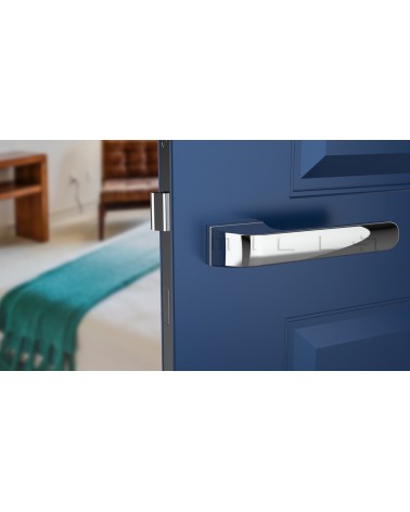 Manija de puerta futurista PLUMERIA manija de diseño vista de frente montada en una puerta