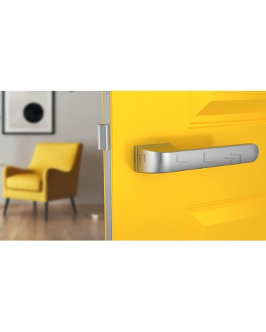 Tirador de puerta cromada satinada PLUMERIA tirador de diseño vista frontal montada en una puerta