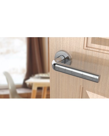 Tirador de puerta cromada INULLA tirador de diseño vista inclinada montada en una puerta