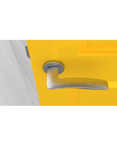 Tirador de puerta cromo satinado ROBINE ferretería design vista desde arriba montada en una puerta