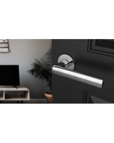 Tirador de puerta cromo pulido SILENA herraje de diseño vista inclinada montado en una puerta