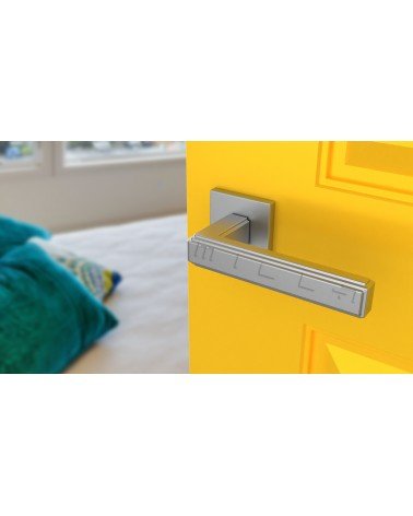 Manilla sobre placa cuadrada RAFLESIA manilla de diseño montada en una puerta amarilla abierta